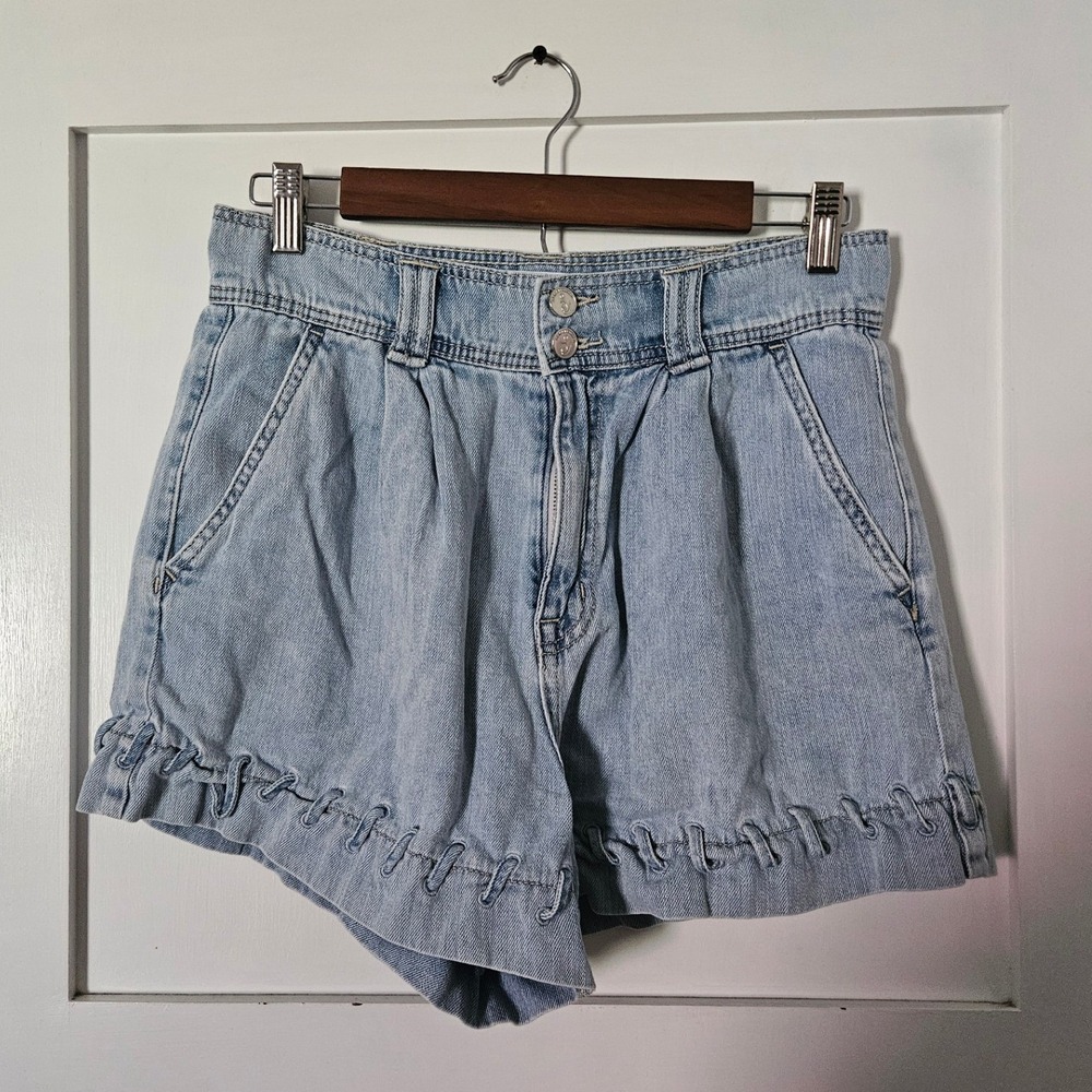 Sam Edelman Women's Light Wash Denim Shorts Size 30 Loop Detail 100% Cotton Boho